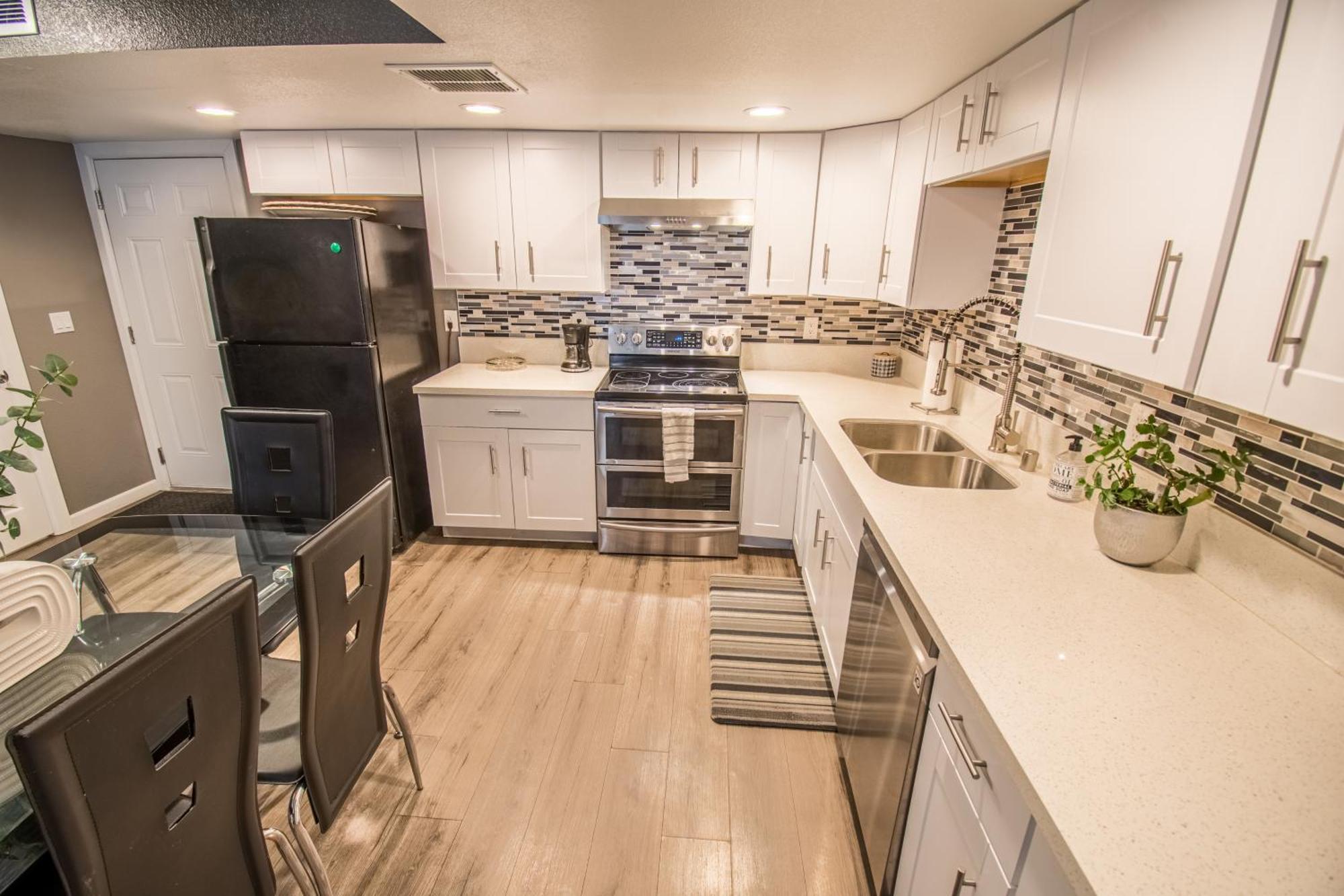 Spacious 2-Bedroom Townhouse With Pool & Private Patio In Central Las Vegas Kültér fotó