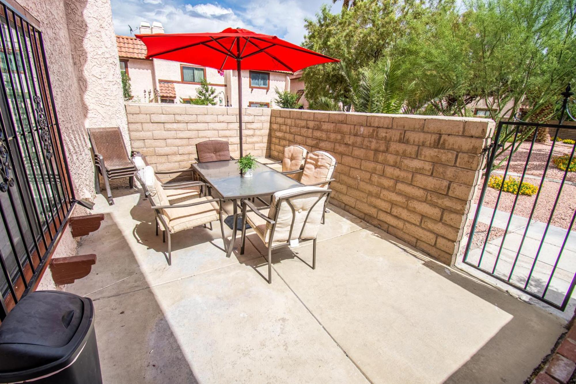 Spacious 2-Bedroom Townhouse With Pool & Private Patio In Central Las Vegas Kültér fotó